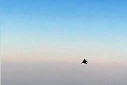 En esta imagen tomada de un video, se ve el avión de combate norteamericano
