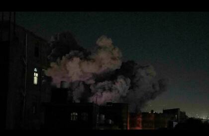 En esta imagen tomada de un video, una enorme columna de humo se eleva tras el impacto de una bomba estadounidense, en Saná, capital de Yemen, el viernes 28 de marzo de 2025