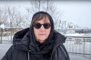 El conmovedor reclamo de la madre de Navalny en la puerta de la helada prisión donde murió