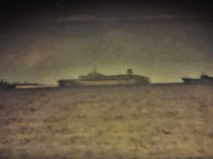 En esta imagen, tomada el 23 de abril de 1982 desde el buque 'Río de la Plata', se puede ver al buque británico Si Tristan frente a la isla Ascensión, territorio inglés de ultramar.
