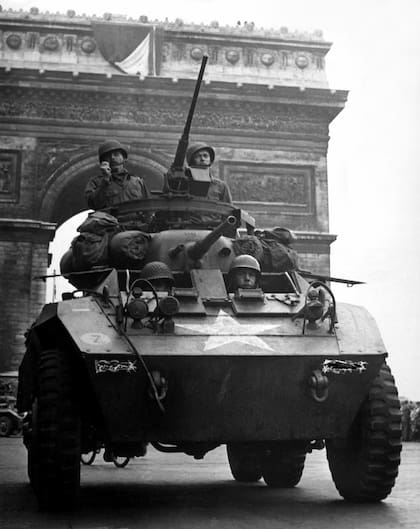 En esta imagen, un automóvil blindado M8 Greyhound de los Aliados en París, bajo el Arco del Triunfo