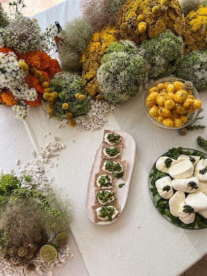 En esta mesa, creada para Lacoste con catering de Toti Quesada, se buscó crear mesas de buffet alejadas de los clásicos arreglos florales. A partir de un “paisaje” con altos y bajos se conectaron las distintas partes de la mesa y sus platos.