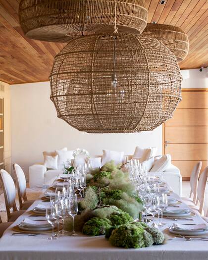 En esta mesa para una comida formal, el pedido fue que se salieran del clásico camino de flores.