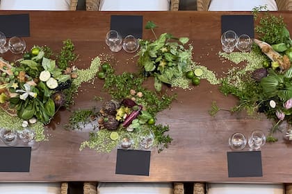 En esta mesa para una importante marca de indumentaria, Irina apostó por varios centros de mesa espaciados de manera uniforme pero sumando a las flores otros elementos.