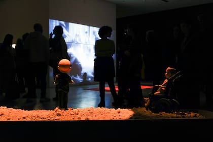 En esta nueva maquinaria los objetos usados, manipulados y destruidos en escena conforman una instalación de fuerte potencia desde la perspectiva de las artes visuales