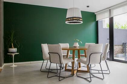 En esta obra de Estudio Lob se eligió una lámpara modelo Soleil que se combinó con una pared verde inglés y mesa en petiribí con sillas de hierro (todo de Landmark).