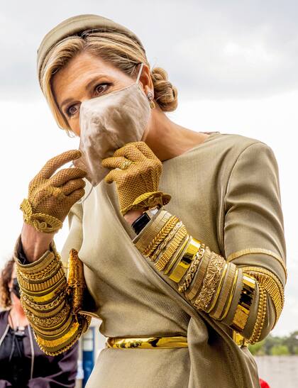 En esta oportunidad, sumó guantes de crochet a tono, que recibió como regalo en una de sus giras y el infaltable barbijo