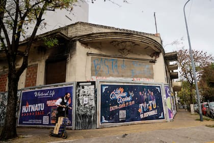 En esta propiedad, situada en Páez y Terrada, funcionaba un taller clandestino que se incendió en 2015 y fallecieron dos menores; en la fachada se lee "Basta de trabajo eslavo"