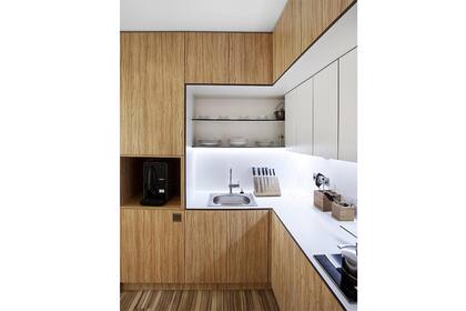 En esta propuesta, la veta de la madera se lleva toda la atención. Para reforzar este efecto, las puertas dle mobiliario carecen de tiradores (foto: smallhousebliss.com).