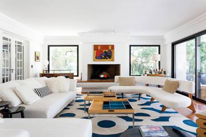 En esta reforma que llevó a cabo Melanie Guibert en el Olivos Golf Club, la impactante alfombra de CB2 y las obras de arte son las que traen color.