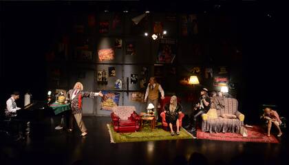 En esta reversión de una obra noruega, seis ancianos en un geriátrico en el 2050 recuerdan los mejores éxitos del rock de los 70, 80 y 90