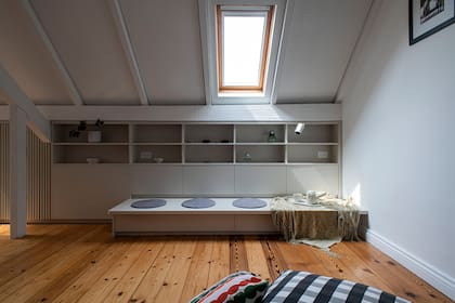 En esta sección de mueble, el banco se puede sacar o guardar como un cajón. Está pensado como asiento o como apoyo para compu para seguir una clase virtual desde el suelo.