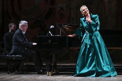 En esta segunda presentación en el Teatro Colón (la primera fue en 2019), Elīna brindó un repertorio diferente e intimista. En esta foto, tomada por Juanjo Bruzza/Teatro Colón, está acompañada por el aclamado pianista Malcom Martineau, con quien ella cantó no sólo canciones de cámara y arias de ópera clásicas, sino también canciones de Letonia. Ella contó: “Cuando puedo, incluyo canciones letonas para que el público conozca mi idioma y sus colores musicales. Me da mucho orgullo hacerlo”. Como broche de oro, Garanča sorprendió con Mi Buenos Aires querido y, con este tango fuera de programa, hizo delirar al público aún más