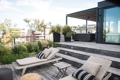 En esta terraza, la pérgola funciona como expansión del exterior. Se compone de un techo que filtra el sol del verano y hace posible pasar largos ratos allí. (Paisajismo: Maggie Cavanagh).