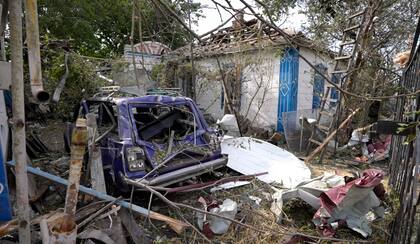 En esta toma extraída de un video de AP TV se ven casas destruidas después de un ataque ruso, el jueves 25 de agosto de 2022, en el poblado de Chaplyne, Ucrania. (AP Foto)