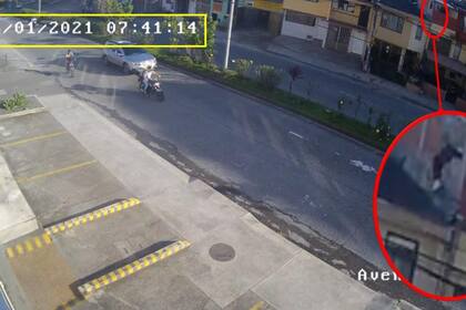 En esta toma se ve cómo se asoma por la terraza del lugar del hecho un sujeto con buzo gris