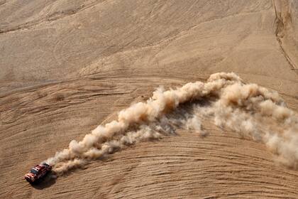 En esta vista aérea, el piloto argentino Orlando Terranova y el copiloto Daniel Oliveras Carreras de España compiten durante la etapa 6 del Dakar 2021 cerca de la capital saudí Riad, el 7 de enero de 2022.