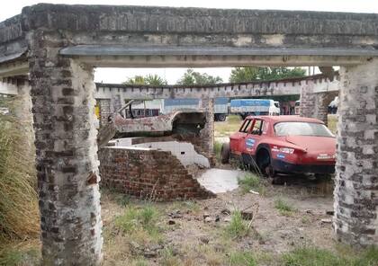 En estado de descuido total, en los alrededores del edificio hay escombros y autos abandonados. Gentileza: Martín Corsi