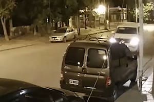 En estado de ebriedad y conduciendo a gran velocidad chocó a tres autos estacionados