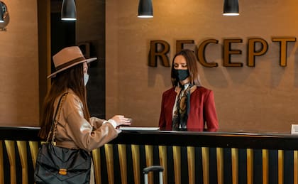 En Estados Unidos, algunos hoteles ofrecen trabajo para extranjeros en el área de atención a clientes