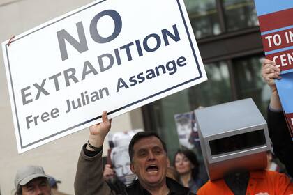 En Estados Unidos Assange está acusado de haber filtrado miles de documentados secretos del del Departamento de Estado estadounidense.