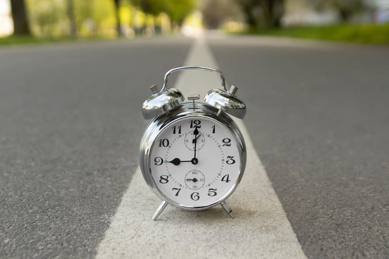 ¿Se atrasa o adelanta el reloj con el cambio de horario 2024? LA NACION