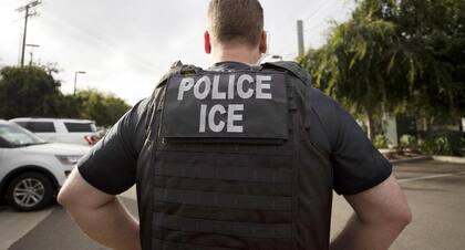 En Estados Unidos, el Servicio de Inmigración y Control de Aduanas ICE), la Oficina de Aduanas y Protección Fronteriza (CBP) y el Servicio de Ciudadanía e Inmigración (Uscis) pueden intervenir en la detención y deportación de una persona indocumentada