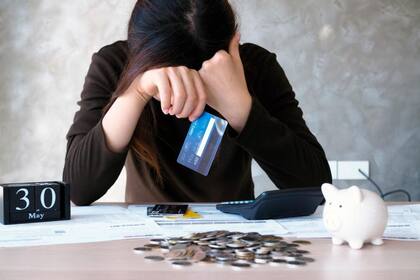 En Estados Unidos, el titular promedio debe casi US$8 mil en sus tarjetas de crédito (Freepik)