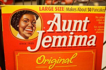 En Estados Unidos la marca de jarabe de arce Aunt Jemina cambió su logo histórico y eliminó la imagen de una mujer afroamericana porque evocaba el retrato de una sirvienta del sur del país