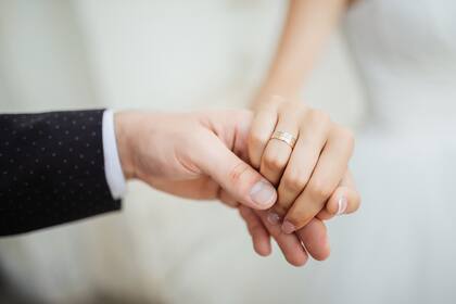 En Estados Unidos, las personas casadas con un ciudadano estadounidense pueden solicitar la residencia legal permanente