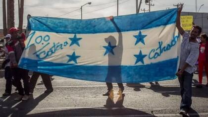 En estas banderas hondureñas se puede leer "100% catrachos"