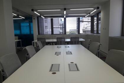 En estas oficinas trabajarán un total de 200 personas y fueron desarrolladas bajo el concepto "open space", es decir, espacios abiertos con gran funcionabilidad para el trabajo en equipo y la utilización de alta tecnología.