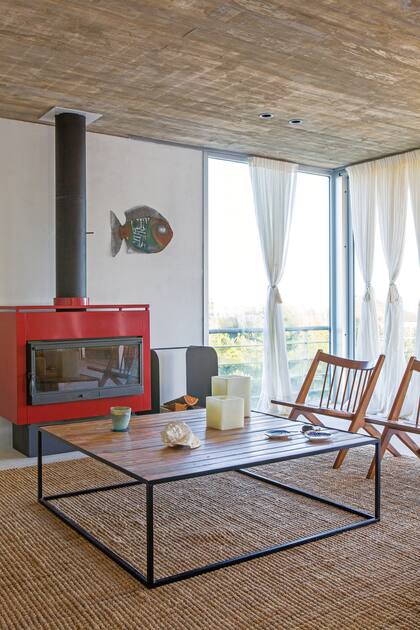 En este ambiente abierto se combinan muebles de diseño con fibras naturales en un equilibrio perfecto.