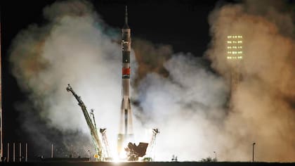 En este archivo, foto tomada el miércoles 13 de septiembre de 2017, el cohete Soyuz-FG con la nave espacial Soyuz MS-06 que transporta un nuevo tripulante a la Estación Espacial Internacional