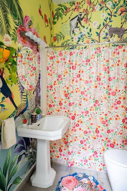En este baño que explota de diseño, María eligió el empapelado Edén de su marca