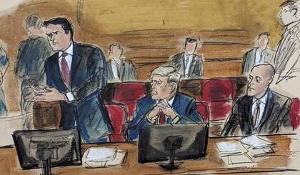 En este boceto del tribunal extraído de un monitor de video, el expresidente Donald Trump, en el centro, escucha mientras el abogado defensor Todd Blanche, a la izquierda, responde a los fiscales en el tribunal penal de Manhattan