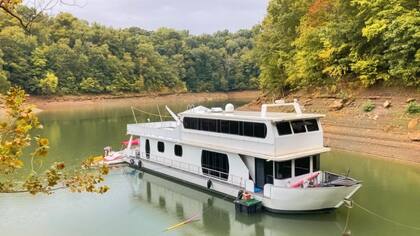 En este bote, llamado "Ondas cerebrales", vive Bolte la mitad del año