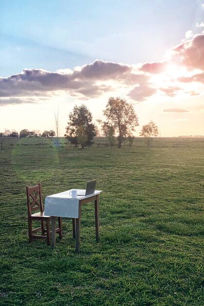 En este campo de Azul, se instaló Miguel Morkin (34). Desde allí trabaja como CEO de una startup