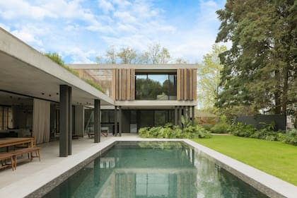 En este caso, el color de la piscina dialoga con las columnas de la galería