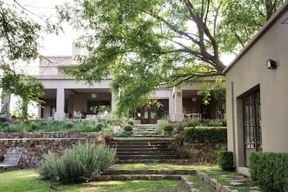 En este caso, la piedra se utiliza como elemento constructivo protagonista, que acompaña la casa, ofrece escalones para conectar las sectores, y define un sector separado de la casa en la parte inferior.