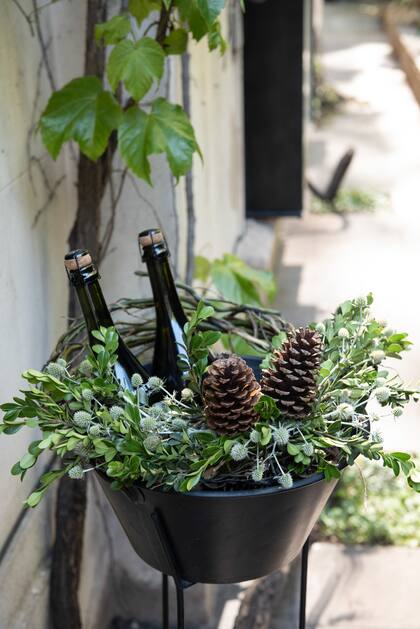 En este caso se apilaron dos coronas para darle un estilo único a la hielera.