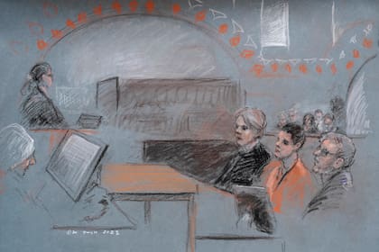 En este dibujo de la corte, el aviador de primera clase Jack Teixeira, de 21 años, se presenta ante un tribunal en Boston el 19 de abril de 2023, acusado de filtrar documentos militares secretos en un foro público en internet. (Margaret Small vía AP, archivo)