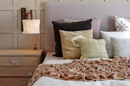 En este dormitorio ambientado por Grace, base blanca y color y textura en los accesorios.