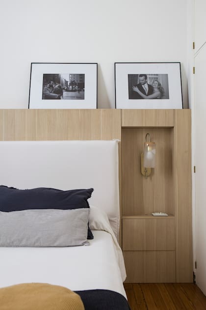 En este dormitorio, la tapa de la mesa de luz se levanta para hacer de mesa de luz.