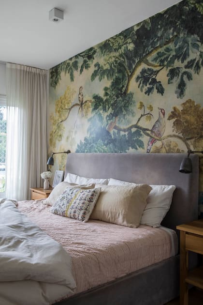 En este dormitorio, se eligió un empapelado protagonista (Anthropologie). La fuerza vital de la imagen convive con textiles neutros (almohadones de Rapsodia y Ramos Generales).