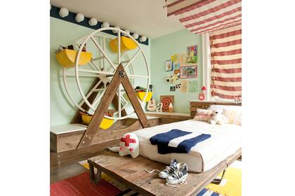 En este dormitorio se logró una propuesta interesante para el guardado de los juguetes en la rueda que, además, aporta color y alegría al espacio
