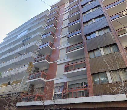 En este edificio se alquila un departamento de 62 m², ubicado en Alsina 2237, a $500.000