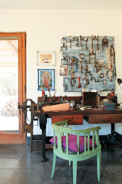 En este espacio con salida a la terraza, el dueño de casa pinta y crea esculturas con hierro, alambre y madera.