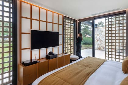 En este espacio depurado, los muebles aportan la información estricta y necesaria.