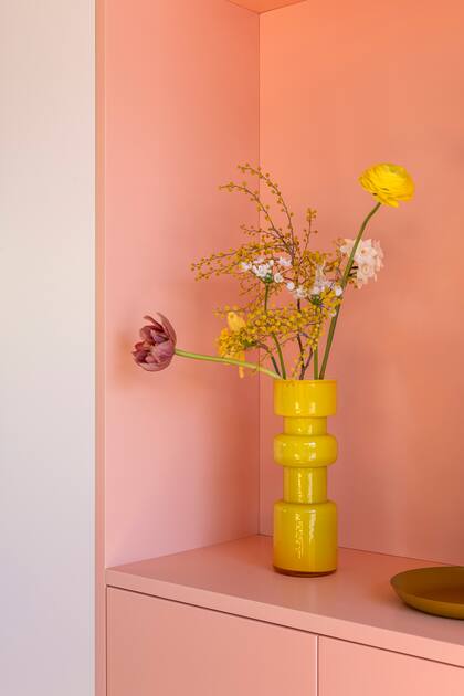 En este espacio diseñado por Marina Christe, un arreglo juega con los colores.